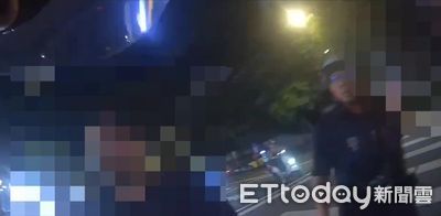 窄裙女友逛夜市！他懷疑阿北偷拍扯手機　掃把當武器當街開打