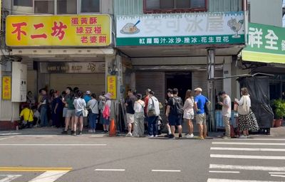 離中秋還有52天!不二坊蛋黃酥又排隊了 還沒開門就擠滿人