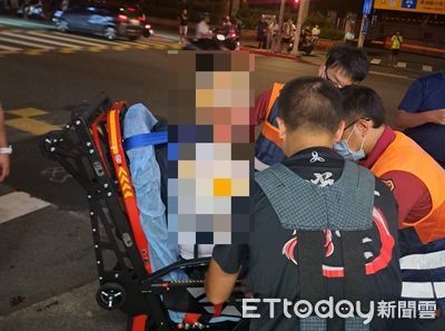 快訊／北市東湖1男超市亮刀　警方到場壓制遭砍濺血