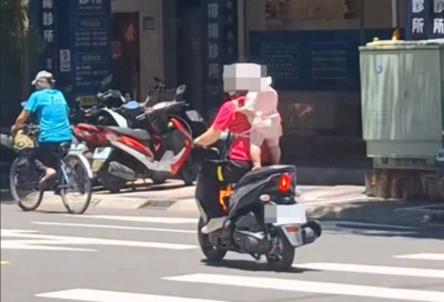 超嚇人!新北女騎機車「嬰兒綁背後」 站坐墊上搖晃驚險畫面曝