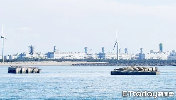 ▲大陸雲南省一對宋姓父子今年5月間乘坐快艇偷渡桃園觀音海灘，因身上沒錢翌日向大園警方自首，父親遭聲押迄今，兒子則責付桃園專勤隊。（資料照／記者沈繼昌攝）