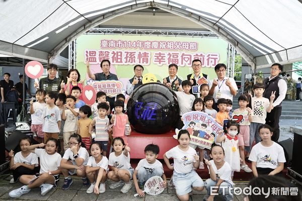 ▲台南市政府在樹谷生活科學館舉辦祖父母節慶祝活動，吸引大批家庭參與。（記者林東良翻攝，下同）