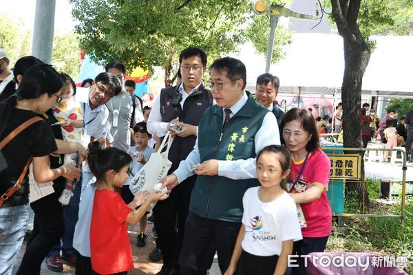 ▲台南市政府在樹谷生活科學館舉辦祖父母節慶祝活動，吸引大批家庭參與。（記者林東良翻攝，下同）