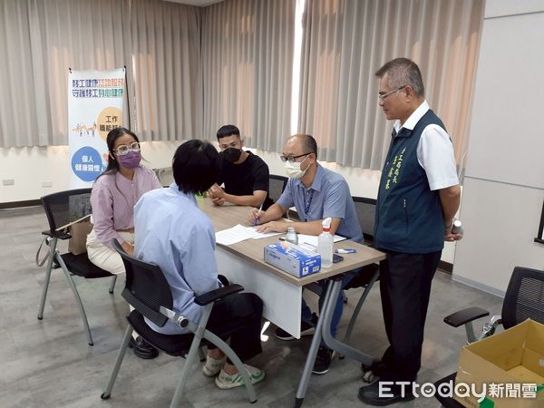 ▲台南市勞工局與統一實業合作，設置移工行動健康服務站，提供醫療與心理諮詢。（記者林東良翻攝，下同）