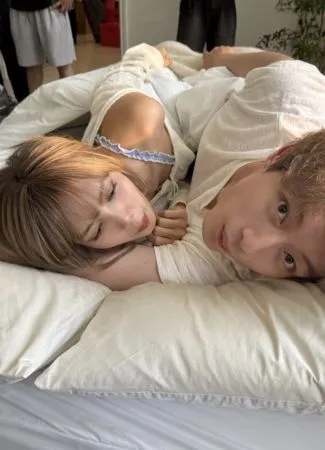 ▲▼ Lisa依偎他親暱躺床上！對象是坂口健太郎　情侶日常456萬人朝聖。（圖／翻攝自Lisa IG）