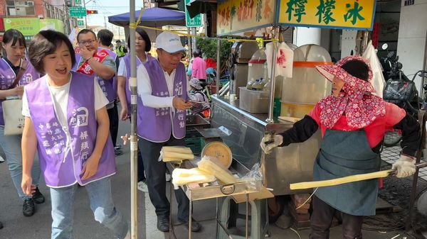 ▲▼何欣純陪同罷團掃街。（圖／何欣純國會辦公室提供）