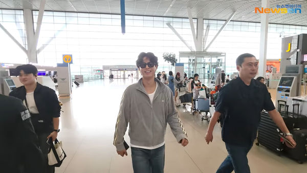 ▲▼LIVE／朴寶劍超Q捲髮抵達高雄　《ETtoday》13點半直播接機盛況。（圖／翻攝自Newsen）