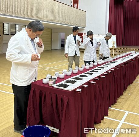 ▲▼評審從茶葉的外觀、水色、香氣、滋味等表現進行嚴格評分。（圖／花蓮縣政府提供，下同）