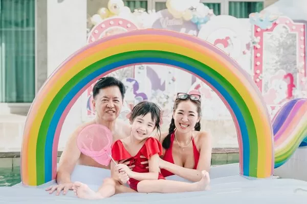 ▲林志隆(左)與劉伊心(右)為女兒牙子慶生。（圖／老虎牙子）