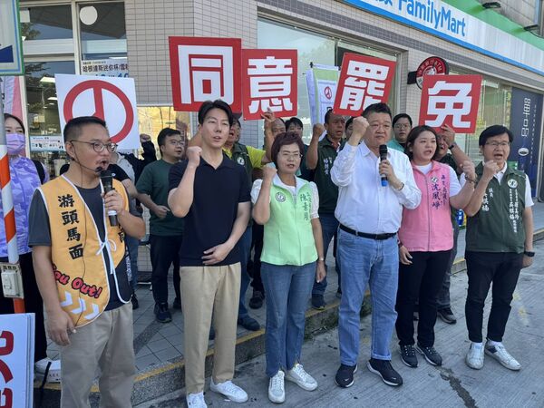 ▲▼民進黨公職陪同罷團掃街。（圖／民進黨提供）