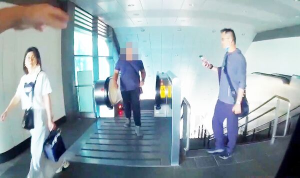▲機場捷運警察隊昨天上午查獲平頭男褚姓男子在捷運站手扶梯偷拍短裙辣配裙底風光，出捷運站時被警方拘捕報案。（圖／捷運警察隊提供）