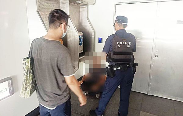 ▲機場捷運警察隊昨天上午查獲平頭褚姓男子涉嫌在捷運站手扶梯偷拍短裙辣配裙底風光，被埋伏便衣員警拘捕。（圖／捷運警察隊提供）