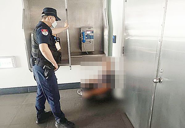 ▲機場捷運警察隊昨天上午查獲平頭男褚姓范嫌在捷運站手扶梯偷拍短裙辣配裙底風光。（圖／捷運警察隊提供）