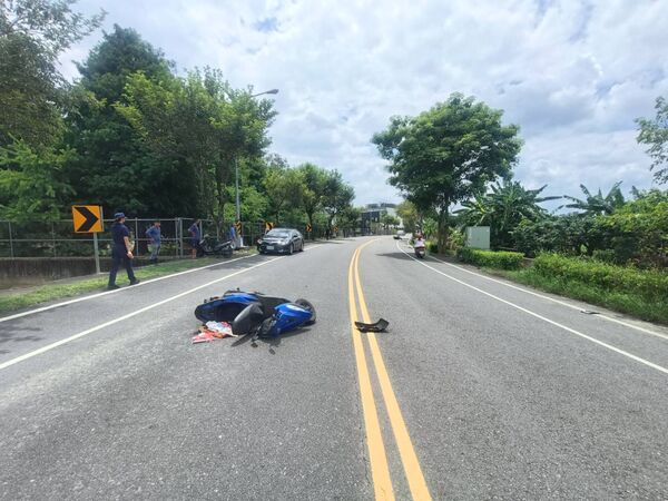 ▲19歲騎士載著16歲少年與小貨車對撞，少年傷重。（圖／警方提供）