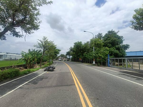 ▲19歲騎士載著16歲少年與小貨車對撞，少年傷重。（圖／警方提供）