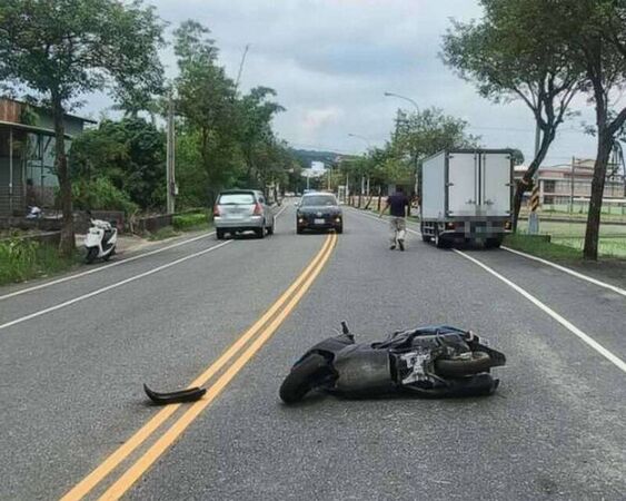 ▲19歲騎士載著16歲少年與小貨車對撞，少年傷重。（圖／警方提供）