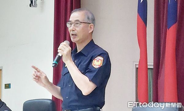 ▲桃園市警局局長廖恆裕昨晚在執行雷霆除暴專案時，勤前教育時呼籲同仁要恪遵法律規定執法，並提醒同仁注意安全。（圖／記者沈繼昌翻攝）