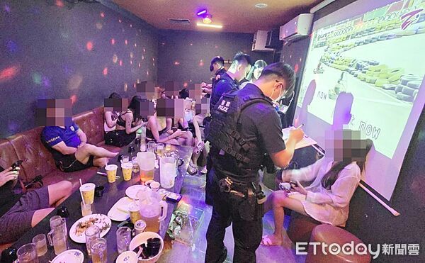 ▲桃園警分局昨晚執行雷霆除暴專案在轄區某視聽歌唱城包廂密室內查獲21名泰籍女子違法坐檯。（圖／記者沈繼昌翻攝）