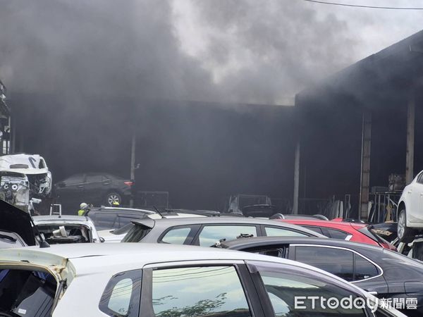 ▲▼大里一間汽車回收廠大火，濃煙沖天，警方到場交管。（圖／民眾提供，下同）