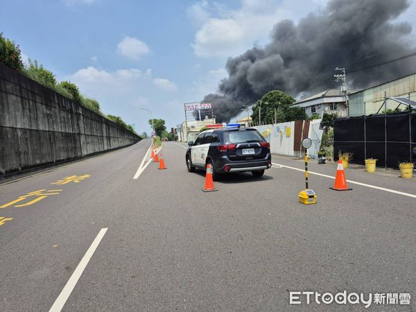 ▲▼大里一間汽車回收廠大火，濃煙沖天，警方到場交管。（圖／民眾提供，下同）