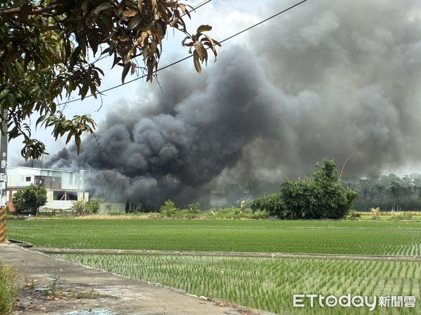 ▲▼大里一間汽車回收廠大火，濃煙沖天，警方到場交管。（圖／民眾提供，下同）