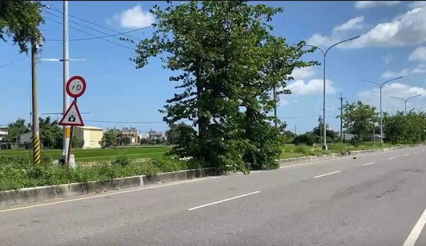 ▲埤頭鄉彰水路限速70公里因貼紙掉落，成10公里意外成為話題。（圖／民眾提供）