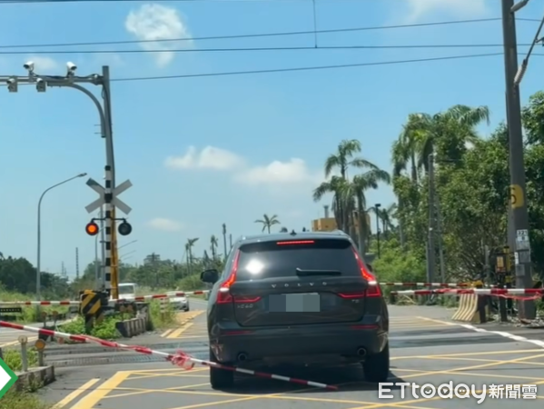 ▲▼             台南一輛瑞典坦克硬闖南108鄉道平交道，驚險畫面曝光。（圖／翻攝自爆料公社，下同）