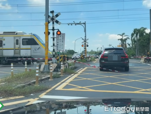 ▲▼             台南一輛瑞典坦克硬闖南108鄉道平交道，驚險畫面曝光。（圖／翻攝自爆料公社，下同）