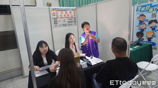 ▲台南市勞工局在南美里活動中心舉辦第3場中型徵才活動，現場吸引大批民眾求職。（記者林東良翻攝，下同）