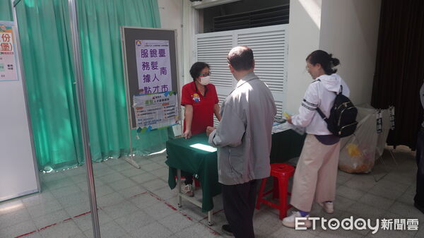 ▲台南市勞工局在南美里活動中心舉辦第3場中型徵才活動，現場吸引大批民眾求職。（記者林東良翻攝，下同）