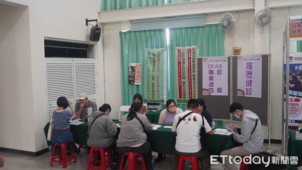 ▲台南市勞工局在南美里活動中心舉辦第3場中型徵才活動，現場吸引大批民眾求職。（記者林東良翻攝，下同）