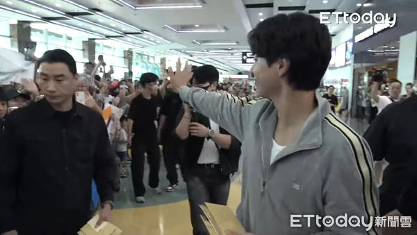 ▲▼ 直擊／年度最親切！朴寶劍環繞小港機場6分鐘　脫墨鏡舉動超暖心。（圖／記者劉亮亨攝）