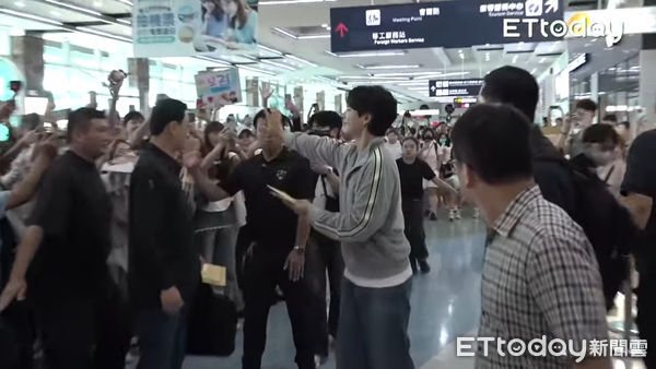 ▲▼ 直擊／年度最親切！朴寶劍環繞小港機場6分鐘　脫墨鏡舉動超暖心。（圖／記者劉亮亨攝）