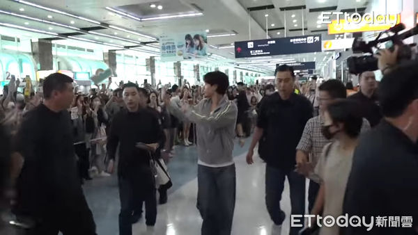 ▲▼ 直擊／年度最親切！朴寶劍環繞小港機場6分鐘　脫墨鏡舉動超暖心。（圖／記者劉亮亨攝）