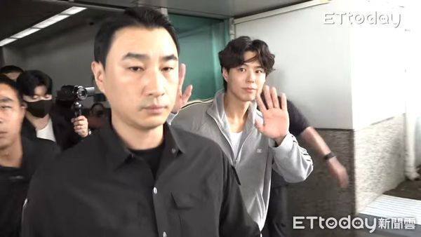 ▲▼ 直擊／年度最親切！朴寶劍環繞小港機場6分鐘　脫墨鏡舉動超暖心。（圖／記者劉亮亨攝）