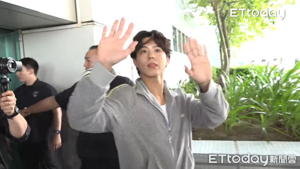 ▲朴寶劍一路上都在打招呼、收禮物、簽名。（圖／記者劉亮亨攝）