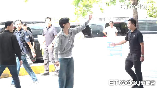 ▲▼ 直擊／年度最親切！朴寶劍環繞小港機場6分鐘　脫墨鏡舉動超暖心。（圖／記者劉亮亨攝）