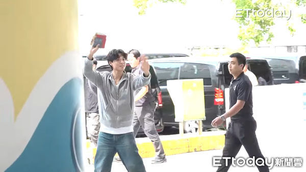 ▲▼ 直擊／年度最親切！朴寶劍環繞小港機場6分鐘　脫墨鏡舉動超暖心。（圖／記者劉亮亨攝）