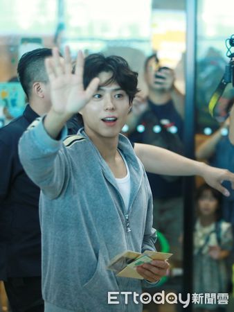 ▲▼朴寶劍環繞小港機場6分鐘　脫墨鏡舉動超暖心。（圖／讀者提供）