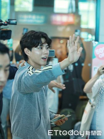 ▲▼朴寶劍環繞小港機場6分鐘　脫墨鏡舉動超暖心。（圖／讀者提供）