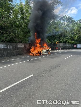 ▲▼三民區九如二路與自由一路口今凌晨發生2車1機車事故。（圖／記者翁依森翻攝)