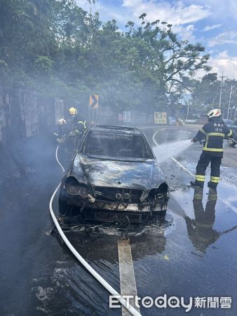 ▲▼三民區九如二路與自由一路口今凌晨發生2車1機車事故。（圖／記者翁依森翻攝)