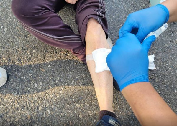 ▲洪騰明議員為了猛犬咬人肉身阻擋遭咬傷送醫。（圖／洪騰明提供）