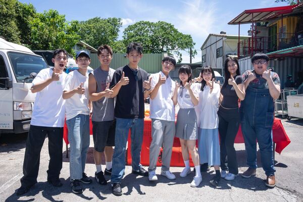 ▲影集《夜半11點學校見》主要演員蔡振廷(左起)、張豐豪、趙崇喆、吳念軒、劉修甫、項婕如、鄭穎、鄭芯恩、陳彥佐今一起參加開鏡儀式。（圖／三匠影視提供）