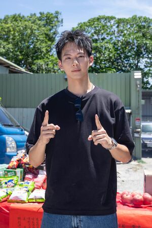 ▲影集《夜半11點學校見》主要演員蔡振廷(左起)、張豐豪、趙崇喆、吳念軒、劉修甫、項婕如、鄭穎、鄭芯恩、陳彥佐今一起參加開鏡儀式。（圖／三匠影視提供）