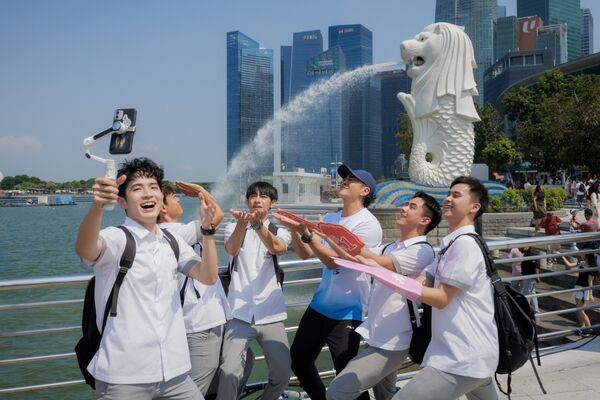 ▲影集《夜半11點學校見》主要演員蔡振廷(左起)、張豐豪、趙崇喆、吳念軒、劉修甫、項婕如、鄭穎、鄭芯恩、陳彥佐今一起參加開鏡儀式。（圖／三匠影視提供）