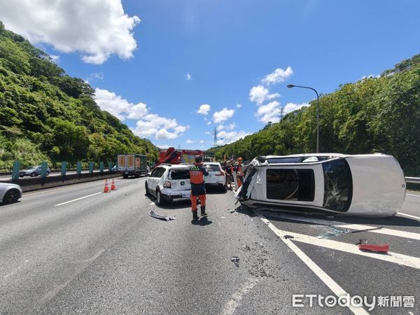 ▲▼             國3汐止段遊覽車因未注意前方回堵，造成5車連環撞，7人受傷送醫。（圖／記者陸運陞翻攝，下同）