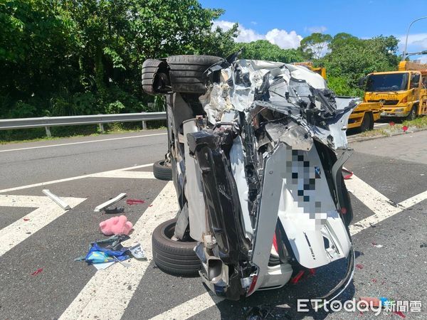 ▲▼             國3汐止段遊覽車因未注意前方回堵，造成5車連環撞，7人受傷送醫。（圖／記者陸運陞翻攝，下同）