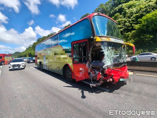 ▲▼             國3汐止段遊覽車因未注意前方回堵，造成5車連環撞，7人受傷送醫。（圖／記者陸運陞翻攝，下同）