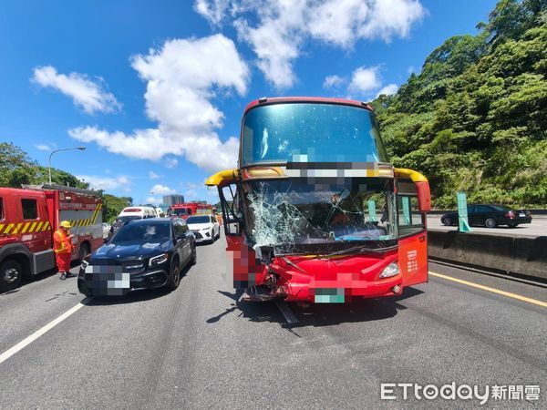 ▲▼             國3汐止段遊覽車因未注意前方回堵，造成5車連環撞，7人受傷送醫。（圖／記者陸運陞翻攝，下同）
